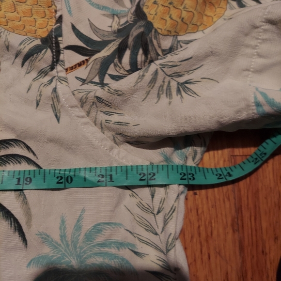 Tommy Bahama 100% Silk Camp Button Down Shirt Large Pineapple Hawaiian Tropical - Picture 8 of 9